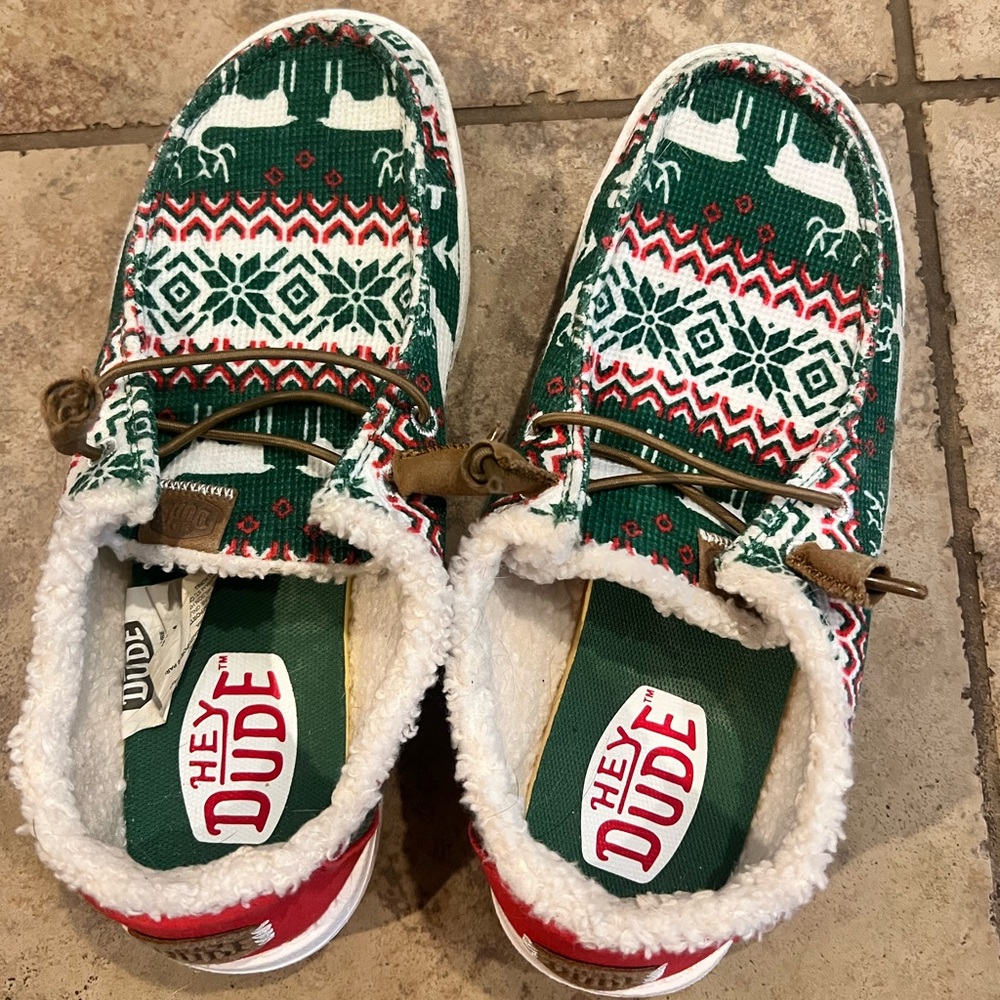 WEN Green and Red Slippers Cozy Nordic Design